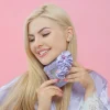 Haargummi aus Seide mit Kristallen lila