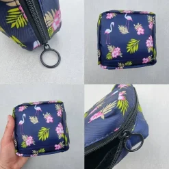 Mini-Tasche für Damenhygieneartikel, Flamingos und Palmblätter, dunkelblau