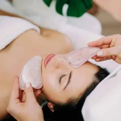 Verjüngender und beruhigender Massagestein für Gesichts- und Dekolleté aus Rosenquarz