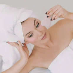 Verjüngender und beruhigender Massagestein für Gesichts- und Dekolleté aus Rosenquarz